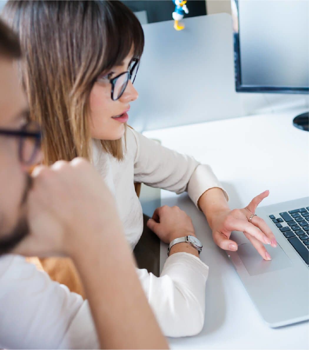 Dvoje ljudi za laptopom